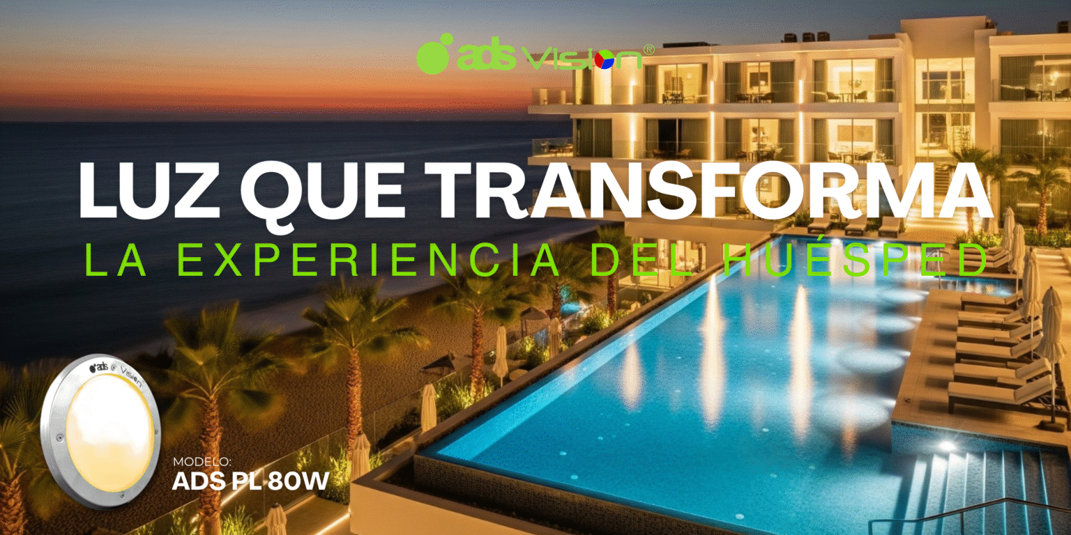Lámpara LED sumergible iluminando alberca de hotel de lujo